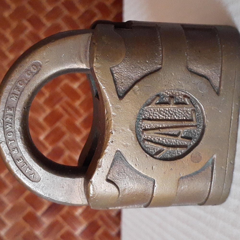 👉*VINTAGE* 1930s LARGE YALE & TOWNE BRASS PADLOCK ~approx 2½"H x 2⅛"W ~ANTIQUE